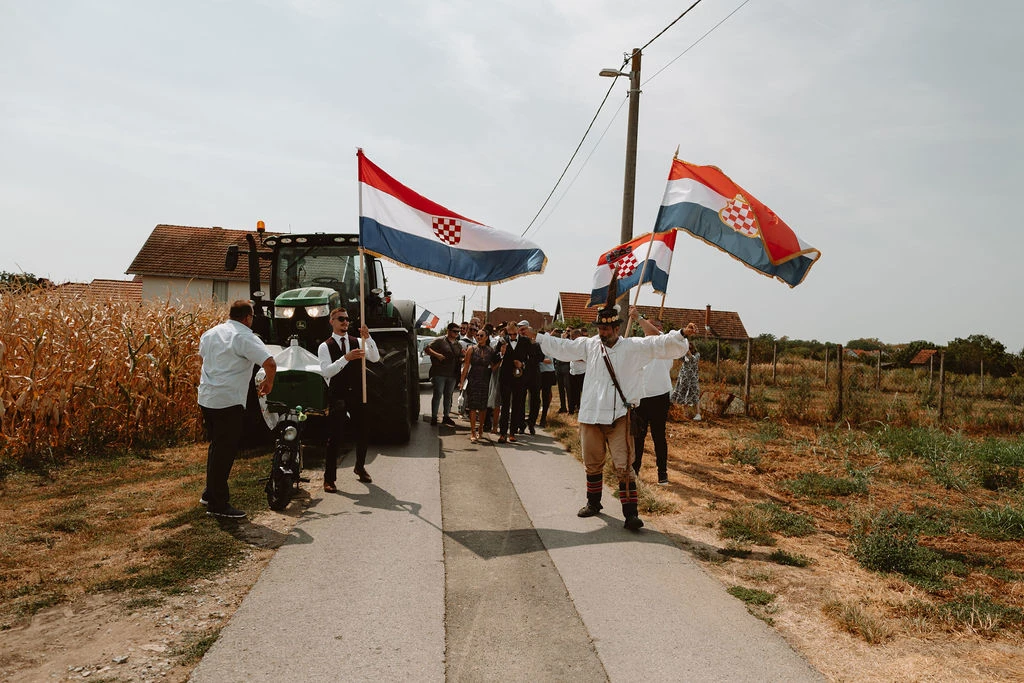 Bogata kulturna baština vjenčanja, stvarajući neponovljive uspomene koje profesionalni fotograf s ponosom bilježi.