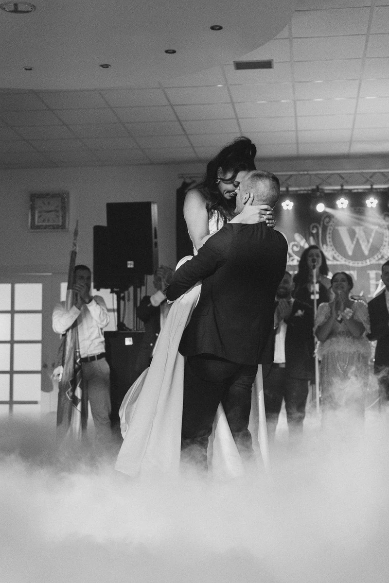 Umjetnička crno-bijela svadbena fotografija prvog plesa mladenaca u Nuštru | Profesionalni fotograf za vjenčanja u Slavoniji