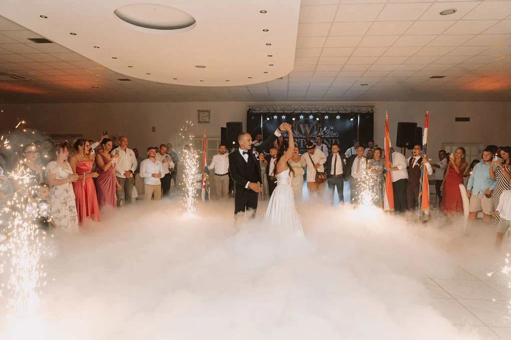 Emotivna svadbena fotografija u boji prvog plesa mladenaca u Nuštru | Profesionalni fotograf vjenčanja u Slavoniji