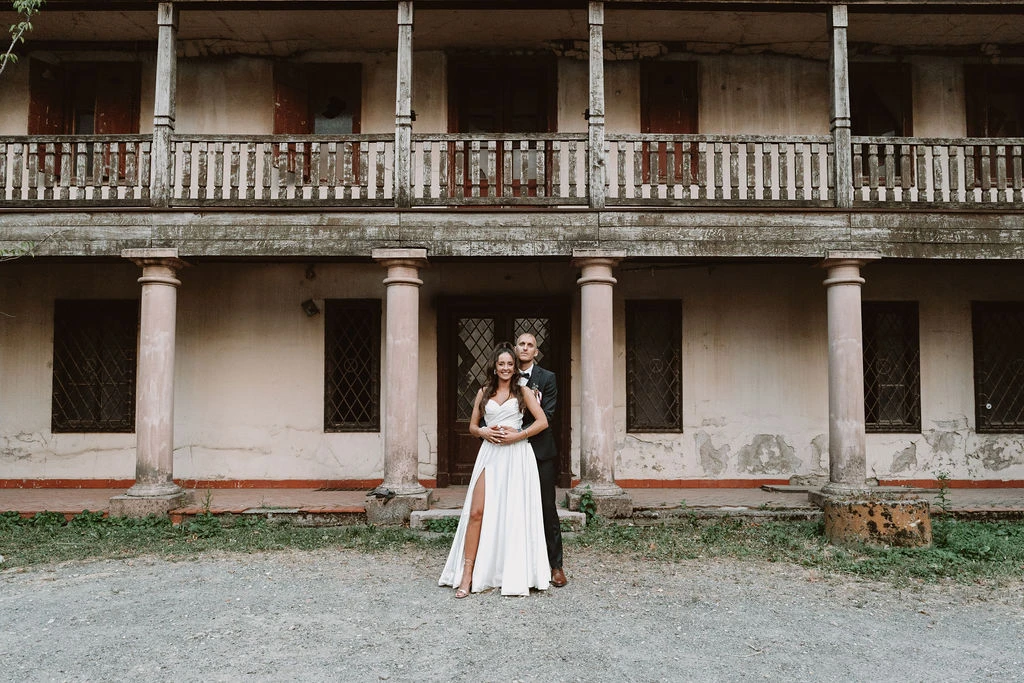 Romantična fotografija mladenaca ispred povijesne kuće u Nuštru | Profesionalni fotograf za vjenčanja u Slavoniji