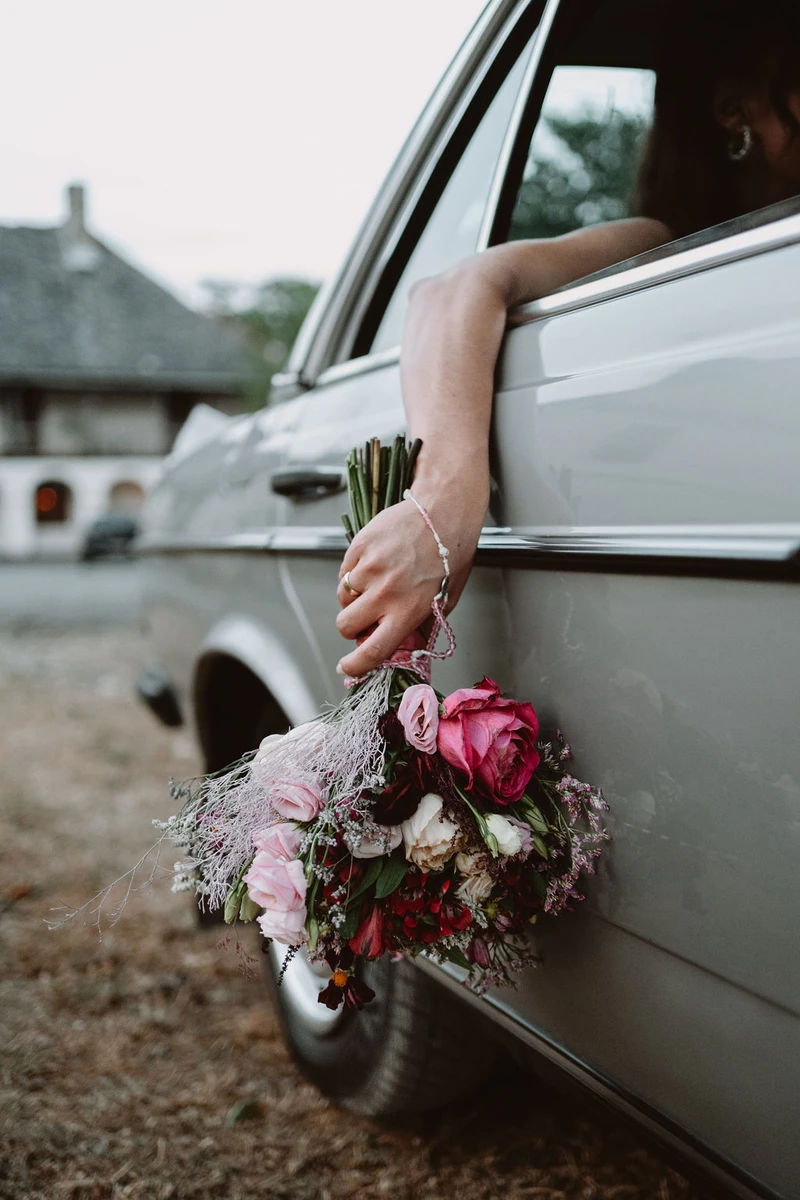 Prekrasan buket ružičastih i bordo cvjetova – detalj koji savršeno dočarava romantičnu i emotivnu atmosferu svadbenog dana.