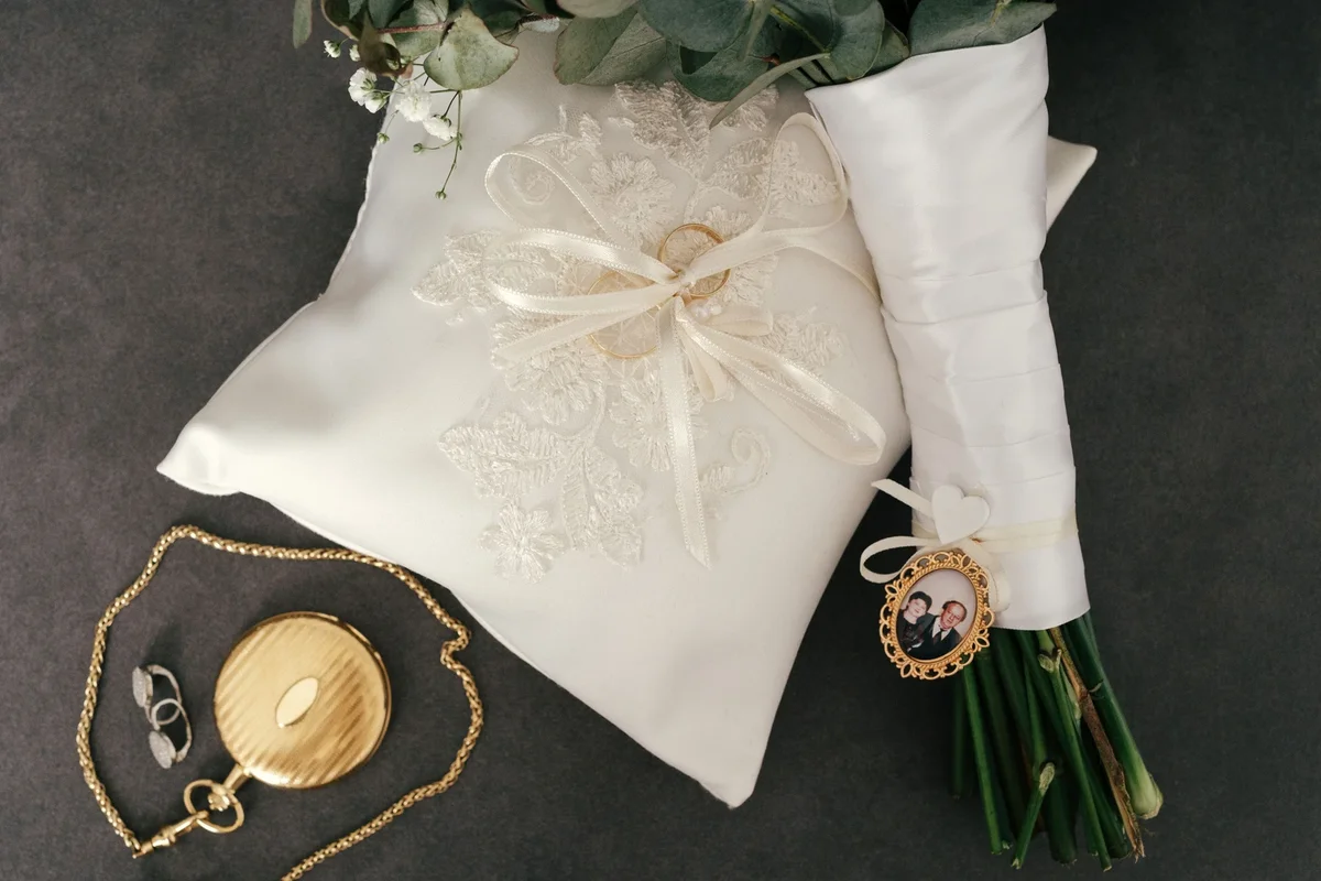 Vjenčani prstenovi postavljeni na elegantni jastučić, simbol ljubavi i zajedništva.