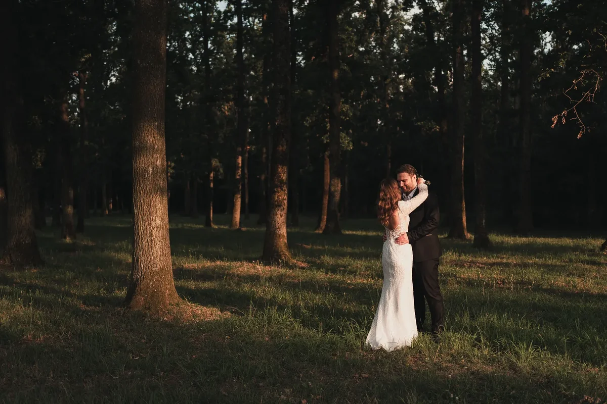 Mladenci u zagrljaju u šumi, svečana vjenčana fotografija kao vječna uspomena na ljubav i posebne trenutke.