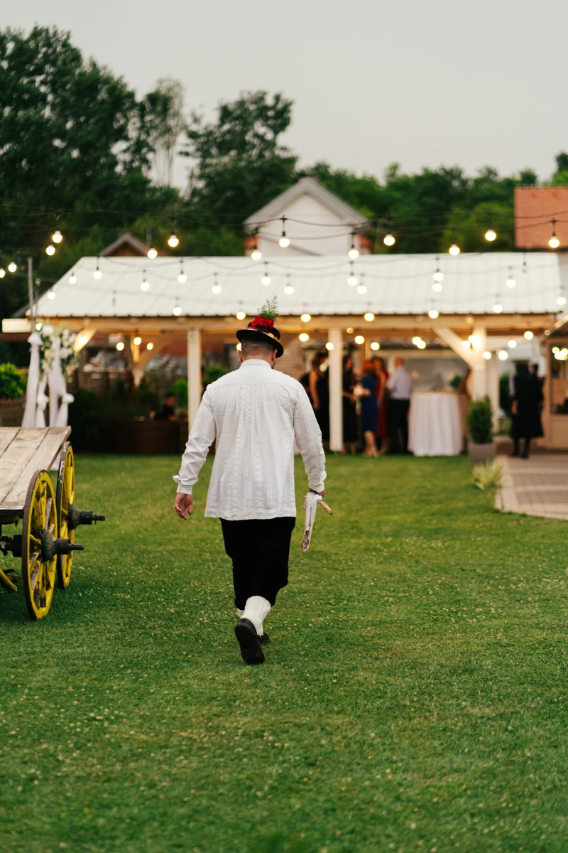 Čajo, glavni zabavljač slavonskih svadbi, hoda prema svadbenoj sali spreman za nove avanture.