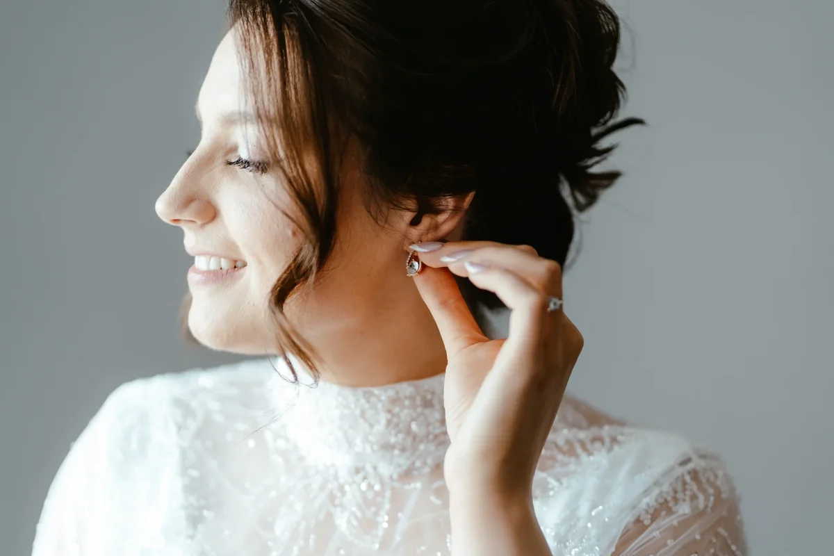 Mlada u predivnom izdanju uhvaćena u trenutku istinske sreće dok se priprema za izlazak na svoje vjenčanje u Našicama.