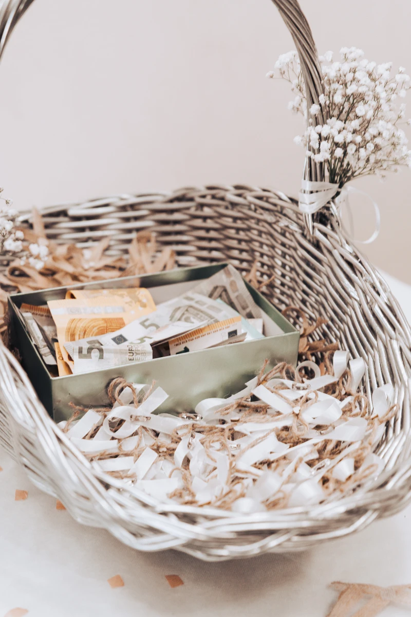 Svadbena košarica ispunjena ručno izrađenim kiticama za goste.