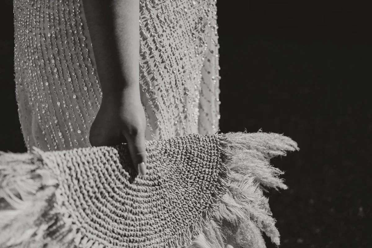 Umjetnička fotografija u crno-bijeloj tehnici koja naglašava detalj lepeze u ruci mladenke.