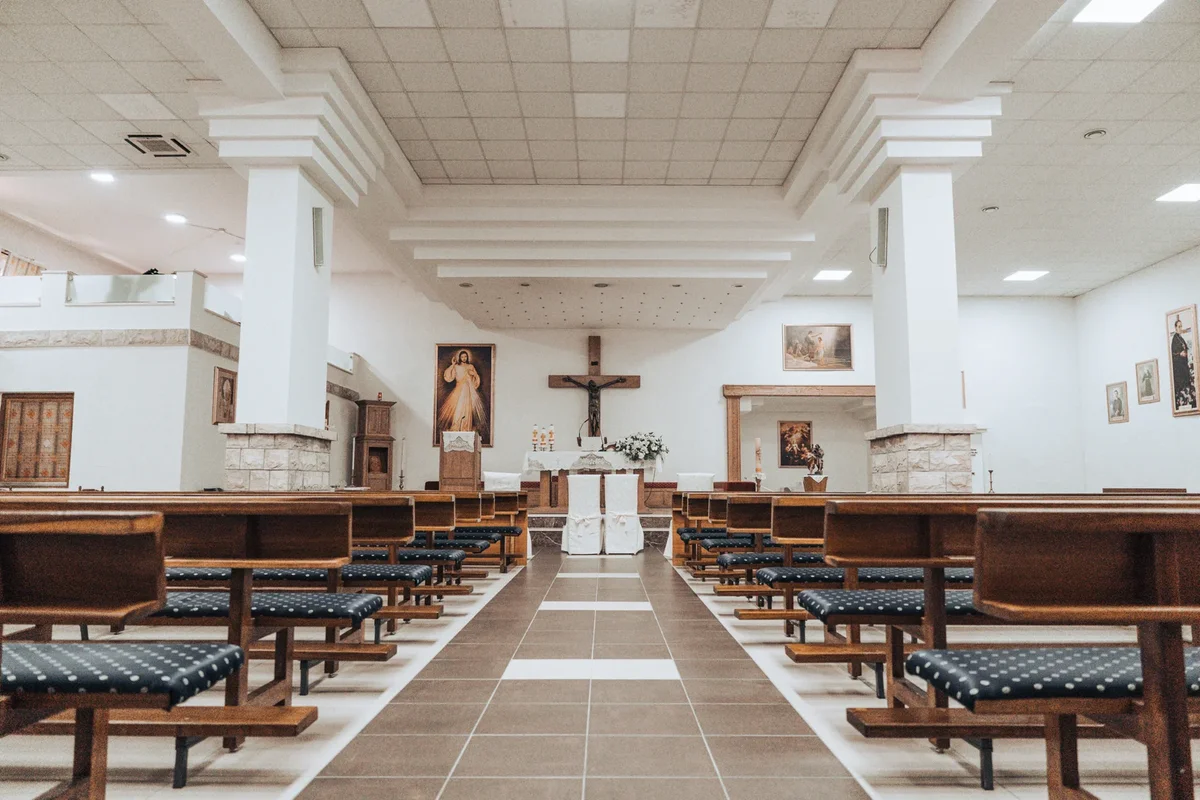 Svadbena fotografija crkve u Vinkovcima, Slavonija, pripremljene za vjenčanje Mirne i Mateja – profesionalni fotograf vjenčanja.